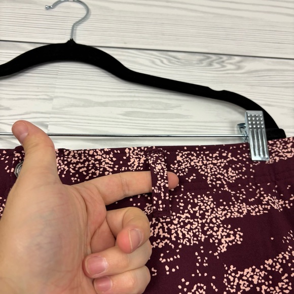 Under Armour Men’s Burgundy Printed Golf Shorts Size 40 NWT - Picture 4 of 14